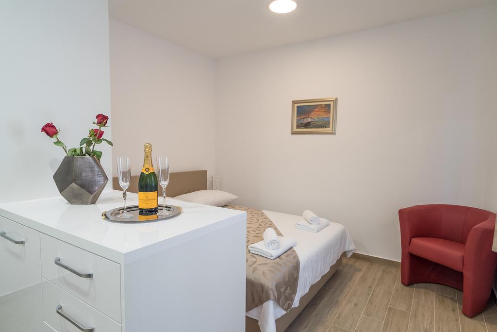 Drop In Split Luxury Suites Exterior foto